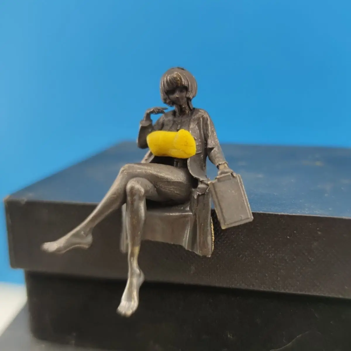 Medical Lab Officer - 6cm アンティーク真鍮製 女性医師像 座り姿勢 白衣＆医療バッグ付き、ヴィンテージオフィスデスク装飾 コレクターズギフト